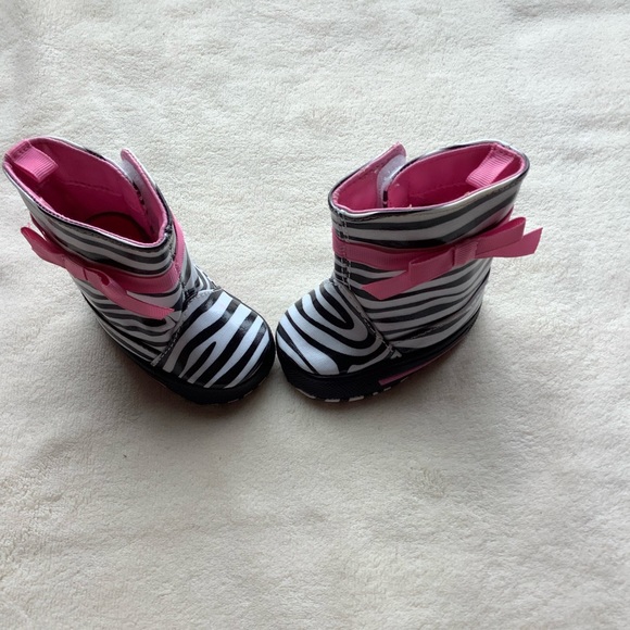 Zebra Print Baby Rain Boots w/Pink Bows - Picture 3 of 3